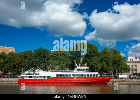 Il vecchio municipio e gli edifici sulle rive del fiume Aura in Turku Finlandia. Foto Stock