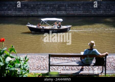 Famiglia in barche elettriche in affitto nel fiume Aura in Turku Finlandia. Foto Stock