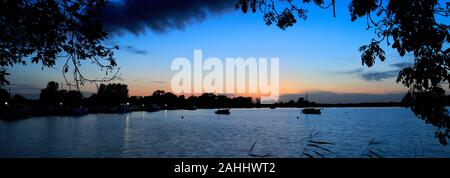 Tramonto nuvole sopra Oulton Broad, Lowestoft città, contea di Suffolk, Inghilterra Foto Stock