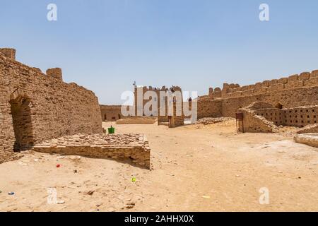 Khairpur Kot Diji Fort con una vista pittoresca del cortile con i visitatori su un soleggiato Blue Sky giorno Foto Stock