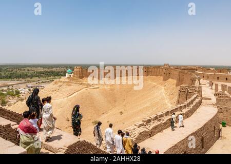 Khairpur Kot Diji Fort con una vista pittoresca del paesaggio con i visitatori su un soleggiato Blue Sky giorno Foto Stock