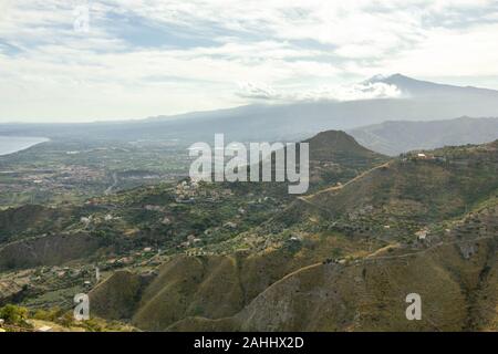 Vista del vulcano Etna in nuvole di Castelmola Sicilia Foto Stock