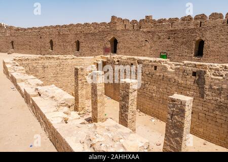 Khairpur Kot Diji Fort con una vista pittoresca del cortile su una soleggiata cielo blu giorno Foto Stock