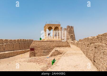 Khairpur Kot Diji Fort con una vista pittoresca del padiglione con i visitatori su un soleggiato Blue Sky giorno Foto Stock