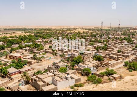 Khairpur Kot Diji Fort con il pittoresco paesaggio mozzafiato vista su un soleggiato Blue Sky giorno Foto Stock