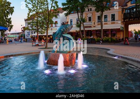 Mikolajki, Fontana sulla Piazza della Libertà, fontana re della vendace, Warmian-Masurian voivodato di Polonia Foto Stock