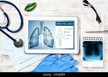 La diagnostica medica in pulmonology moderno. Tablet PC con applicazione medica interfaccia su schermo. Top Visualizza immagine a raggi x, uno stetoscopio e cardiog Foto Stock