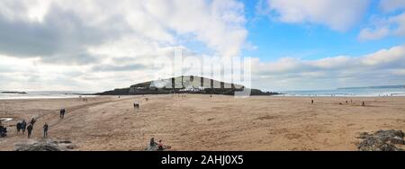 Guardando oltre la strada rialzata a Burgh Island da Bigbury sul mare nel Sud prosciutti nel Devon. Una panoramica di immagini fuse Foto Stock