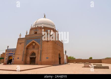 Multan Darbar Hazrat Bahauddin Zakariya Multani tomba vista pittoresca su un soleggiato Blue Sky giorno Foto Stock