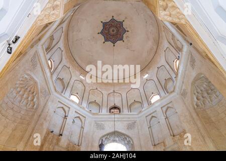 Multan Darbar Hazrat Bahauddin Zakariya Multani tomba interno pittoresca vista del soffitto Foto Stock