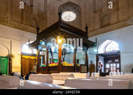 Multan Darbar Hazrat Bahauddin Zakariya Multani tomba pittoresca vista interna di pregare i visitatori Foto Stock