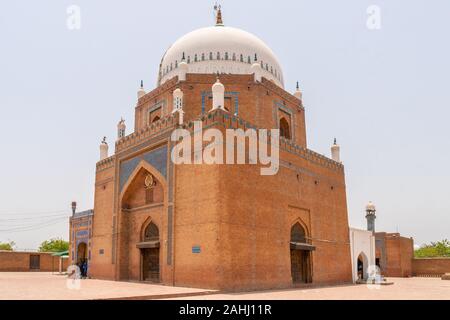 Multan Darbar Hazrat Bahauddin Zakariya Multani tomba vista pittoresca su un soleggiato Blue Sky giorno Foto Stock