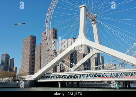 Tianjin. 30 Dic, 2019. Foto aeree prese il 30 dicembre, 2019 mostra una ruota gigante nel nord della Cina di Tianjin comune. La ruota panoramica Ferris, soprannominato 'Tianjin Occhio', è a 110 metri di diametro e dotato di 48 capsule. Credito: Li Ran/Xinhua/Alamy Live News Foto Stock