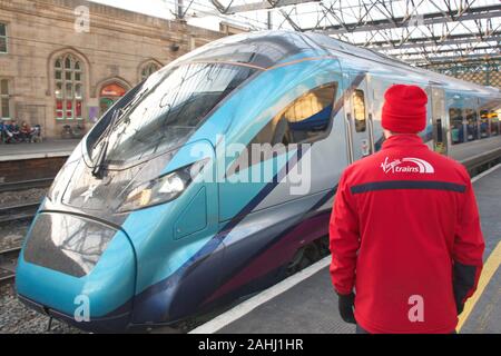 I treni Virgin che passano sulla costa occidentale Foto Stock