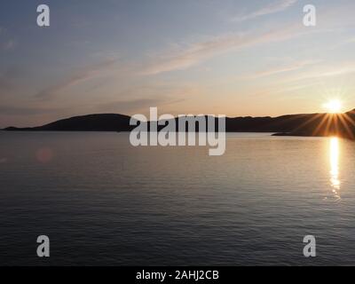 Vista del tramonto riflesso in acqua in unione Bodo city presso la regione Salten in Norvegia Foto Stock