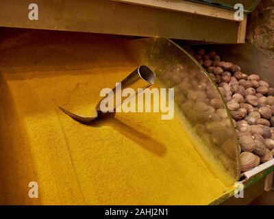 Diversi tipi di spezie al Bazar delle Spezie. Foto Stock