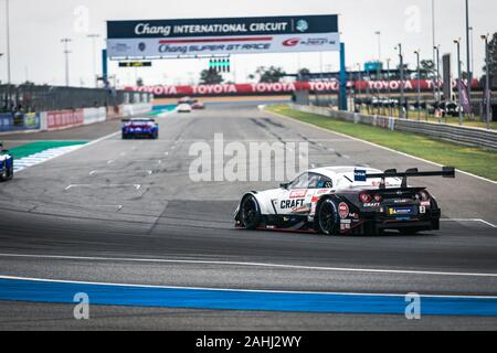 Buriram, Tailandia - 29 Giugno 2019 : Thailandia SuperGT match racing, GT300 e GT500 match del giorno di inizio del Kasai, team racing car guida sullo stadio con t Foto Stock