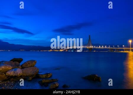 Cavo greco-alloggiato ponte sopra il golfo di Corinto. Rion-Antirion. Cielo notturno sopra la montagna Riva Foto Stock