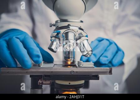 Close-up shot di microscopio con lente di metallo. Foto Stock