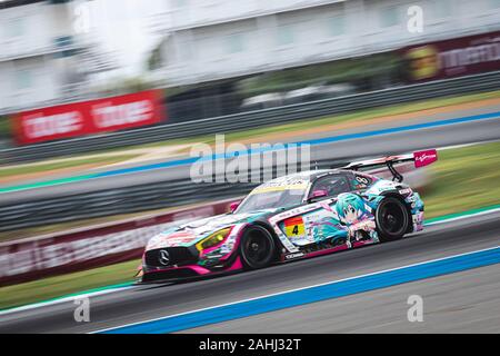 Buriram, Tailandia - 29 Giugno 2019 : Thailandia SuperGT match racing, GT300 e GT500 corrispondono a inizio giornata, buon sorriso racing team racing car guida sulla SAN Foto Stock