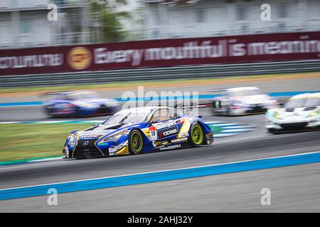 Buriram, Tailandia - 29 Giugno 2019 : Thailandia SuperGT match racing, GT300 e GT500 corrispondono a inizio giornata, WedsSport team racing car guida sullo stadio di Foto Stock