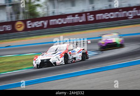 Buriram, Tailandia - 29 Giugno 2019 : Thailandia SuperGT match racing, GT300 e GT500 corrispondono a inizio giornata, uno dei team racing car in bianco la guida su stad Foto Stock