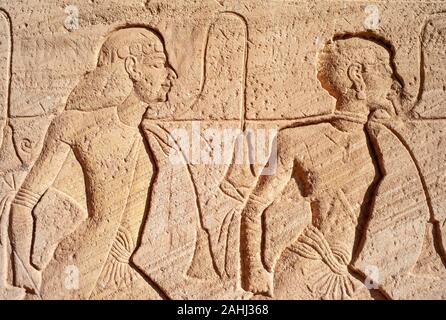 Abu Simbel - bassorilievo in pietra raffigurante dettaglio schiavi del Grande Tempio di Ramesses II in Egitto Foto Stock