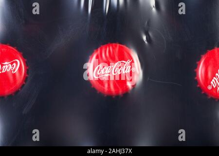 Mosca, Russia - 25 dicembre 2019: vista dall'alto del pranzo Coca-Cola di bottiglie di vetro vicino. La coca cola (coke) è bevanda analcolica carbonata fabbricato dalla Foto Stock