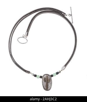 Vista superiore della mano collana dal laccio di cuoio e pendente con cactus e verde giada e nero perle di ematite isolati su sfondo bianco Foto Stock