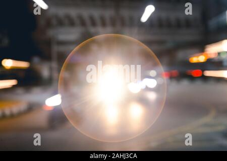 Alta velocità di zoom movimento di auto e moto sulla strada hanno aura di luce Foto Stock