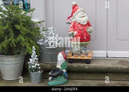 Decorazione di natale su una porta. Foto Stock