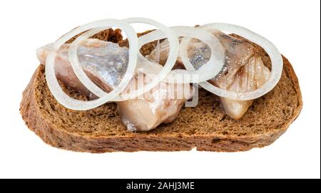 Aprire il panino con pane di segale e aringhe in salamoia decorate di anelli di cipolla isolati su sfondo bianco Foto Stock