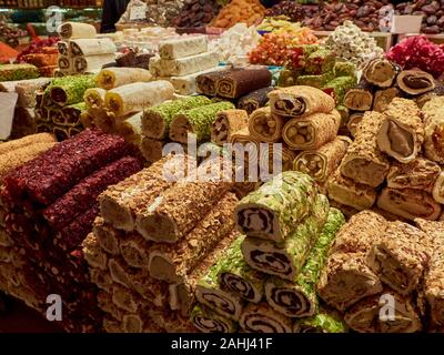 Tradizionali delizie turche presso il contatore del mercato. Foto Stock