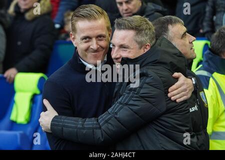 Il 29 dicembre 2019, Hillsborough, Sheffield, Inghilterra; Sky scommessa campionato, Sheffield Mercoledì v Cardiff City : Sheffield Manager Gary monaco condivide un momento con Cardiff manager Neil Harris Credito: Kurt Fairhurst/news immagini Foto Stock