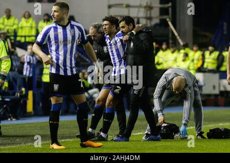 Il 29 dicembre 2019, Hillsborough, Sheffield, Inghilterra; Sky scommessa campionato, Sheffield Mercoledì v Cardiff City : Liam Palmer (2) di Sheffield mercoledì è portato fuori dal campo di credito: Kurt Fairhurst/news immagini Foto Stock