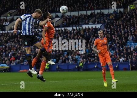 Il 29 dicembre 2019, Hillsborough, Sheffield, Inghilterra; Sky scommessa campionato, Sheffield Mercoledì v Cardiff City : Tom Lees (15) di Sheffield Mercoledì capi la sfera nel retro del net per renderlo 2-1 Credito: Kurt Fairhurst/news immagini Foto Stock