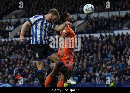 Il 29 dicembre 2019, Hillsborough, Sheffield, Inghilterra; Sky scommessa campionato, Sheffield Mercoledì v Cardiff City : Tom Lees (15) di Sheffield Mercoledì capi la sfera nel retro del net per renderlo 2-1 Credito: Kurt Fairhurst/news immagini Foto Stock