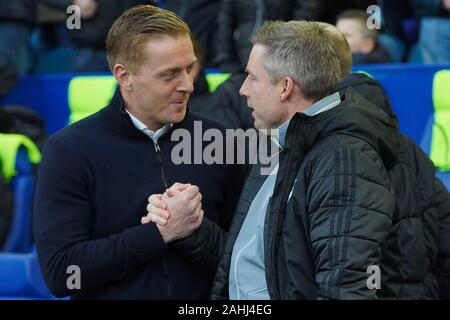 Il 29 dicembre 2019, Hillsborough, Sheffield, Inghilterra; Sky scommessa campionato, Sheffield Mercoledì v Cardiff City : Sheffield Manager Gary monaco condivide un momento con Cardiff manager Neil Harris Credito: Kurt Fairhurst/news immagini Foto Stock