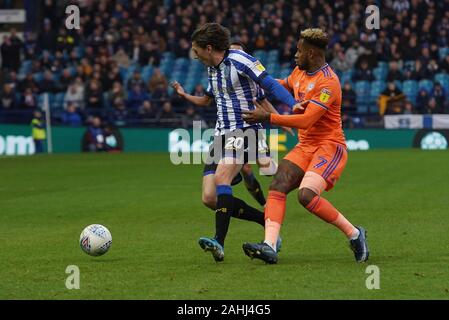 Il 29 dicembre 2019, Hillsborough, Sheffield, Inghilterra; Sky scommessa campionato, Sheffield Mercoledì v Cardiff City : Adam Reach (20) di Sheffield mercoledì e Leandro Bacuna di Cardiff City bagarre per il credito a sfera: Kurt Fairhurst/news immagini Foto Stock