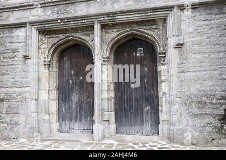 Le doppie porte ovest alla base della St Mildred il campanile di una chiesa, Tenterden, Kent Foto Stock