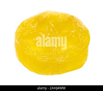 Fatte a mano traslucido giallo round soap con piante Luffa isolati su sfondo bianco Foto Stock