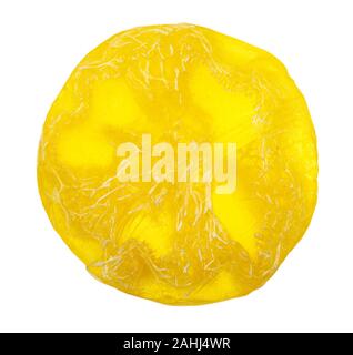 Vista superiore della barra del giallo a mano sapone con piante Luffa isolati su sfondo bianco Foto Stock