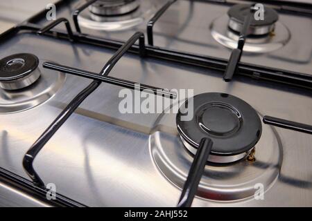 Nuovissima cucina fornello a gas vicino. Foto Stock