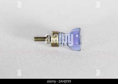 Una molto piccola di vetro blu manopole cassetto o tira Foto Stock