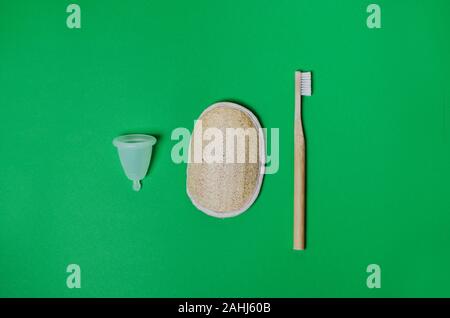 La zucca toalhinha, spazzolino da denti di bambù, coppa mestruale. Rifiuti Zero kit. Eco Friendly Foto Stock