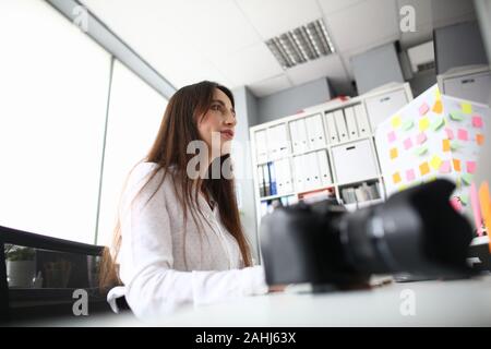 Donna in blusa bianca a pois Foto Stock
