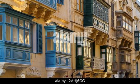 Tipica Maltese balconi coperti di La Valletta Foto Stock