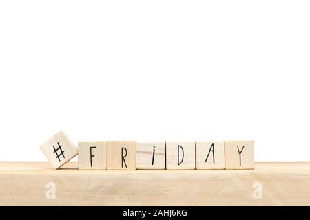 Cubi di legno con un hashtag e la parola Venerdì, social media concetto vicino a sfondo bianco Foto Stock