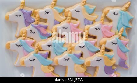 Unicorn biscotti di zucchero decorata con glassa reale e il cibo di glitter. Foto Stock