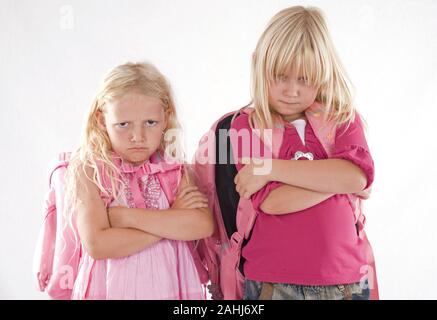 Zwei Mädchen bionda, 6 und 7 Jahre alt, mögen Die Schule nicht signor:Sì Foto Stock